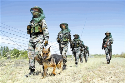 北湾边防连官兵身穿新配发的第五代防蚊服执勤。 范 陈摄 北湾边防连官兵身穿新配发的第五代防蚊服执勤。 范 陈摄