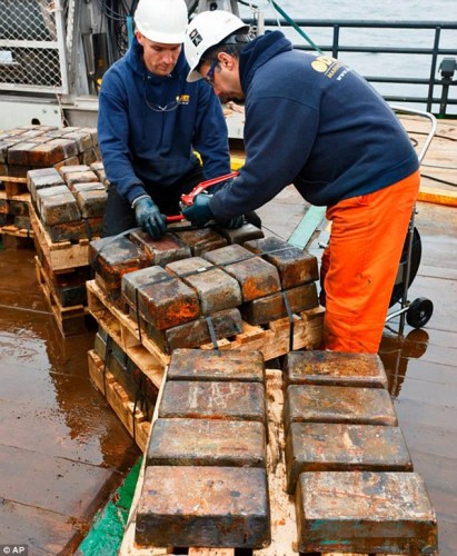 工人打捞出银锭。 工人打捞出银锭。