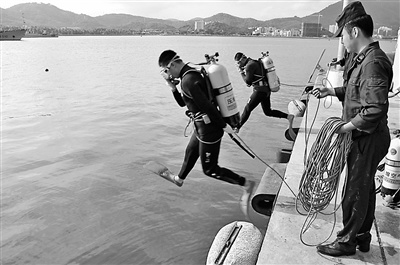 潜水员跨越入水进行水下探摸训练。 本报特约记者 邵龙飞摄 潜水员跨越入水进行水下探摸训练。 本报特约记者 邵龙飞摄