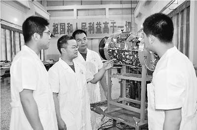 金振中(左二)在工作中。 金振中(左二)在工作中。