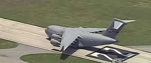 一架C-17“环球霸王III”型军用运输机错误地降落在了比原计划机场小得多的一处民用机场 一架C-17“环球霸王III”型军用运输机错误地降落在了比原计划机场小得多的一处民用机场