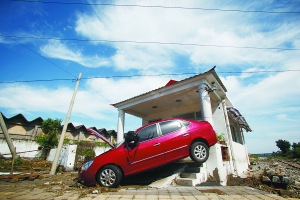 在梨瓦路附近的一处铁道路口,一辆红色小轿车被冲到了站房上。 在梨瓦路附近的一处铁道路口,一辆红色小轿车被冲到了站房上。