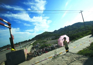 距离房山市区近60公里的拒马河是泄洪的必经之路。暴雨过后,横跨其上的张坊桥成了危桥,目前已被限制通行。 距离房山市区近60公里的拒马河是泄洪的必经之路。暴雨过后,横跨其上的张坊桥成了危桥,目前已被限制通行。