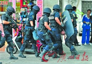 特警强攻,成功将劫持人质者抓获。记者卢政 摄 特警强攻,成功将劫持人质者抓获。记者卢政 摄