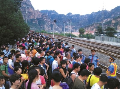 昨日20时左右,野三坡火车站,约有1600名乘客在站台等待回京的列车。新京报记者 王瑞锋 摄 昨日20时左右,野三坡火车站,约有1600名乘客在站台等待回京的列车。新京报记者 王瑞锋 摄