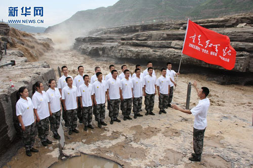 国防生壶口瀑布大合唱 国防生壶口瀑布大合唱