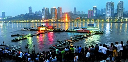 市民在朝天门广场观看涨水 市民在朝天门广场观看涨水