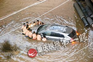 朝天门,一辆找不到主人的四川牌照凯迪拉克被洪水围困,十多位市民合力救车。 朝天门,一辆找不到主人的四川牌照凯迪拉克被洪水围困,十多位市民合力救车。