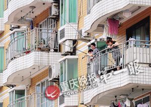 鱼洞老大桥附近,因洪水上涨市民在自家阳台钓鱼。 鱼洞老大桥附近,因洪水上涨市民在自家阳台钓鱼。