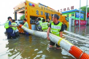 房山松林路口抢险昨天仍在继续。 刘平 摄 房山松林路口抢险昨天仍在继续。 刘平 摄