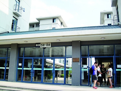 该女生就住在这个宿舍楼。 肖雷 摄 该女生就住在这个宿舍楼。 肖雷 摄
