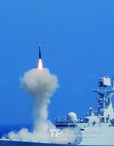 6月下旬,海军南海舰队某驱逐舰支队组织驱护舰编队进行复杂电磁环境下防空抗导实弹演练。 6月下旬,海军南海舰队某驱逐舰支队组织驱护舰编队进行复杂电磁环境下防空抗导实弹演练。