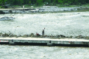 汛前本已经断流、河床干涸的拒马河,如今河水汹涌奔腾。 首席摄影记者 蔡代征摄 汛前本已经断流、河床干涸的拒马河,如今河水汹涌奔腾。 首席摄影记者 蔡代征摄