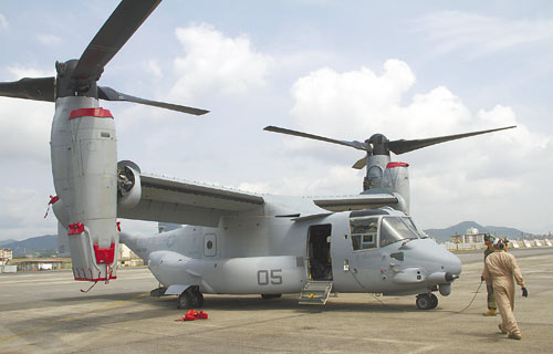  7��23�գ�һ�ܸ�ж�µ�����MV-22����ӥ�������ͣ�����ձ�ɽ���������ҹ����ء�