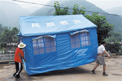 25日，房山周口店镇黄山店村，村民准备救灾帐篷。截至昨日，该村收到民政部门发放的100顶帐篷。