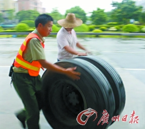 路政人员将轮胎推至安全地带。