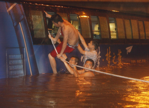 暴雨中全力施救的农民工兄弟 暴雨中全力施救的农民工兄弟