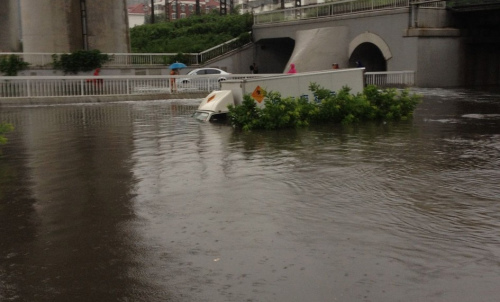 7月25日凌晨5时至26日7时,天津普降大到暴雨。据天津市气象台最新监测数据显示,市区平均降水量为100.2毫米,达到大暴雨级别。最大降雨出现在西青,为195.0毫米。同时,大港、北辰、静海也出现了大暴雨。 7月25日凌晨5时至26日7时,天津普降大到暴雨。据天津市气象台最新监测数据显示,市区平均降水量为100.2毫米,达到大暴雨级别。最大降雨出现在西青,为195.0毫米。同时,大港、北辰、静海也出现了大暴雨。