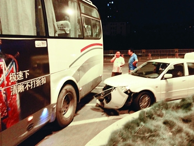 看热闹撞了车。 看热闹撞了车。