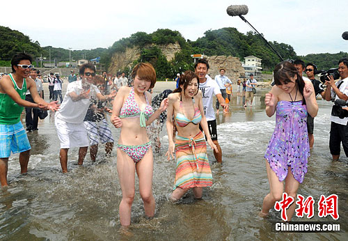 地时间2012年7月16日上午,福岛县磐城市的勿来海水浴场两年来首次开放,图为当地3名女导游率先下海。图片来源:东方IC 版权作品 请勿转载 地时间2012年7月16日上午,福岛县磐城市的勿来海水浴场两年来首次开放,图为当地3名女导游率先下海。图片来源:东方IC 版权作品 请勿转载