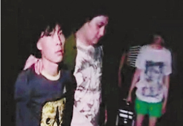 凶手陈千千(左一)被抓。警方提供的嫌犯落网视频截图 凶手陈千千(左一)被抓。警方提供的嫌犯落网视频截图