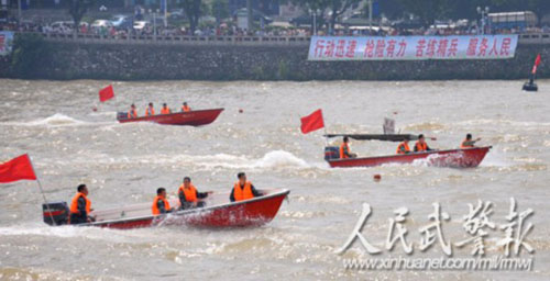 编队搜救。图片来源:人民武警报 编队搜救。图片来源:人民武警报