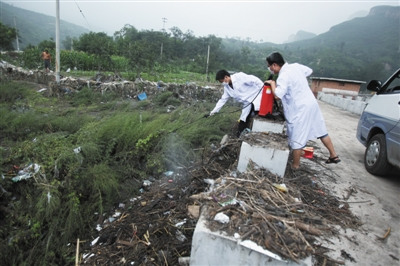 7月26日,房山佛子庄乡西班各庄村,乡卫生院的医生在进行消毒,暴雨事件中当地不少鸡死亡。新京报记者 浦峰 摄 7月26日,房山佛子庄乡西班各庄村,乡卫生院的医生在进行消毒,暴雨事件中当地不少鸡死亡。新京报记者 浦峰 摄