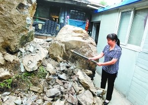 昨天,门头沟区大台街道的张秀群正在院里清除山上滚落的石头。下暴雨时街道干部冒着生命危险把她独自在家的残疾孩子接到了安全地点。 昨天,门头沟区大台街道的张秀群正在院里清除山上滚落的石头。下暴雨时街道干部冒着生命危险把她独自在家的残疾孩子接到了安全地点。