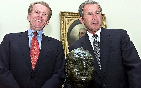 2001年7月,时任美国总统布什(右)、英国驻美国大使与丘吉尔半身像合影。(法国媒体图片) 2001年7月,时任美国总统布什(右)、英国驻美国大使与丘吉尔半身像合影。(法国媒体图片)