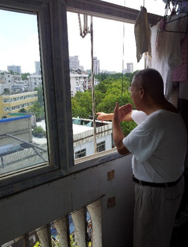 居民说气味很难闻。金陵晚报记者周俊摄 居民说气味很难闻。金陵晚报记者周俊摄