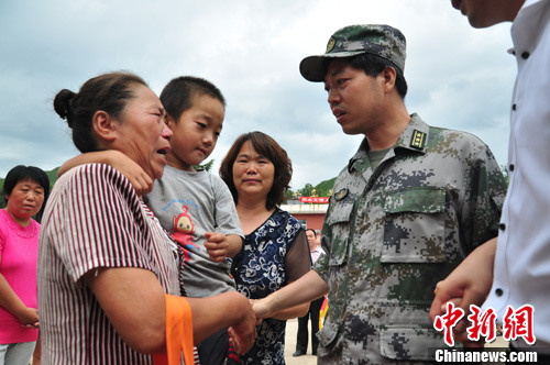 百姓含泪相送。<a target='_blank' href='http://www.chinanews.com/' >中新网</a> 陈海峰摄 含泪相送。<a target='_blank' href='http://www.chinanews.com/' >中新网</a> 陈海峰摄