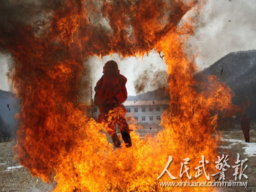 穿越火墙训练。图片来源:人民武警报 穿越火墙训练。图片来源:人民武警报