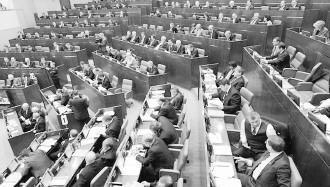 ͼΪ7��18���ٿ��Ķ�����ίԱ���319�λ��顣����λ����ϣ��ǡ��ж�������Ա��������޸�ǹ֧���ݰ�������ˡ�