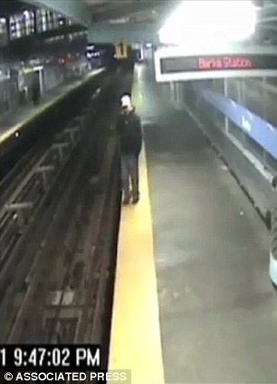 男子站在距离铁轨很近的地方打电话 男子站在距离铁轨很近的地方打电话