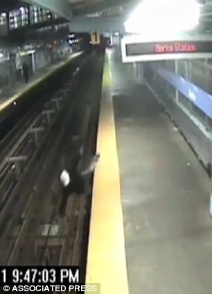 男子毫无意识地向前迈步,不知前方已没有平地可走,于是跌下站台 男子毫无意识地向前迈步,不知前方已没有平地可走,于是跌下站台