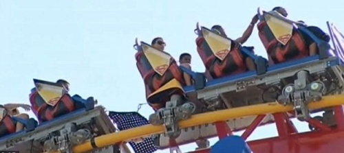 һ������12���ο͵Ĺ�ɽ����ͣ�ڸ߿ս���Сʱ