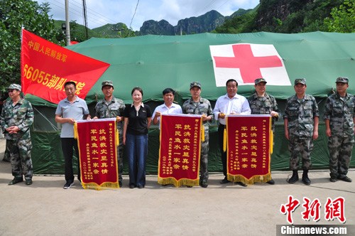 村民向北京卫戍区某警卫师工兵营送来锦旗。<a target='_blank' href='http://www.chinanews.com/' >中新网</a> 陈海峰 摄 村民向北京卫戍区某警卫师工兵营送来锦旗。<a target='_blank' href='http://www.chinanews.com/' >中新网</a> 陈海峰 摄
