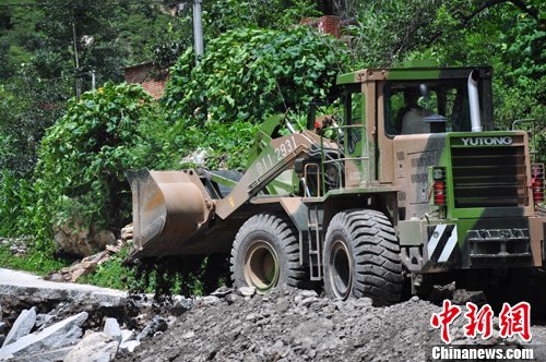 官兵奋力抢修受损道路。<a target='_blank' href='http://www.chinanews.com/' >中新网</a> 陈海峰 摄 官兵奋力抢修受损道路。<a target='_blank' href='http://www.chinanews.com/' >中新网</a> 陈海峰 摄