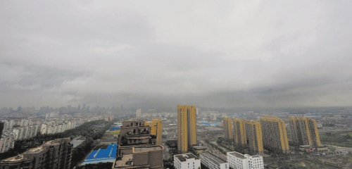 受台风影响,昨天,宁波乌云压城。 本报记者 盛高 摄 受台风影响,昨天,宁波乌云压城。 本报记者 盛高 摄