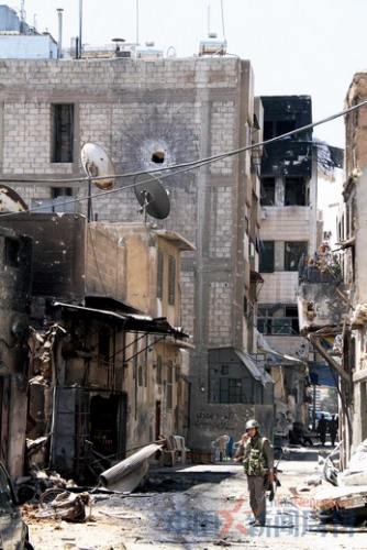 当地时间7月20日，叙利亚大马士革城内被炮火破坏的房屋。图/新华
