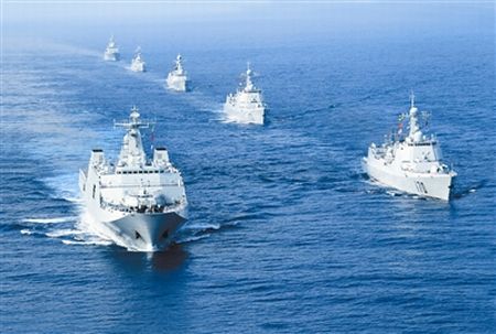 右图:海上训练。 查春明摄 右图:海上训练。 查春明摄
