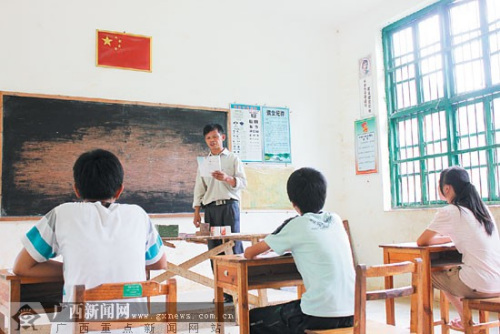 已经毕业的3名学生再一次听马老师讲课。 已经毕业的3名学生再一次听马老师讲课。