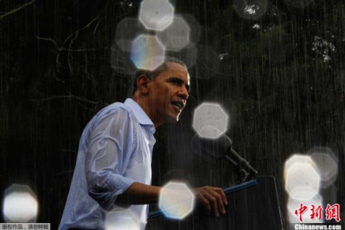 当地时间2012年7月14日,美国总统奥巴马在维吉尼亚州参加竞选活动,发表演讲时突降大雨。 当地时间2012年7月14日,美国总统奥巴马在维吉尼亚州参加竞选活动,发表演讲时突降大雨。