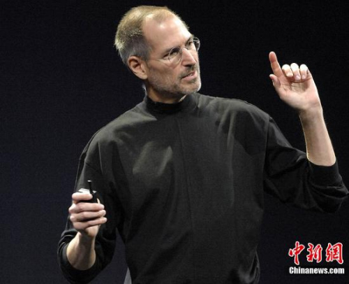 图为乔布斯2008年发布新产品时的资料图片。<a target='_blank' href='http://www.chinanews.com/'>中新社</a>发 陈钢 摄 图为乔布斯2008年发布新产品时的资料图片。<a target='_blank' href='http://www.chinanews.com/'>中新社</a>发 陈钢 摄