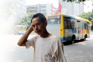 荣昌县城的街道上,田有科正在焦急地寻找女儿。 重庆晨报记者 许恢毅 摄 荣昌县城的街道上,田有科正在焦急地寻找女儿。 重庆晨报记者 许恢毅 摄