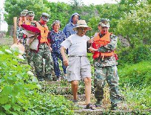 台州当地转移住在高山上的两位80多岁的老人。 通讯员 杨辉 摄 台州当地转移住在高山上的两位80多岁的老人。 通讯员 杨辉 摄