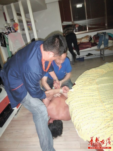 抓捕现场通讯员 沈徽 摄 抓捕现场通讯员 沈徽 摄