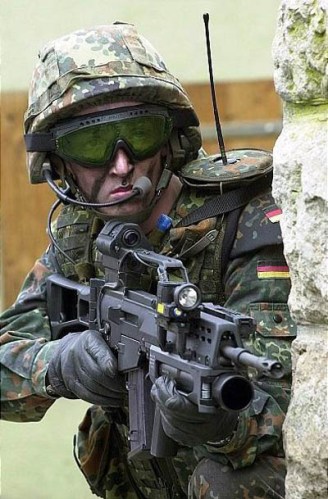 强中国新型单兵系统可呼唤轰炸机精确打击5