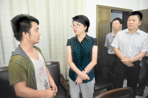 进贤县县委领导看望金斌(左) 进贤县县委领导看望金斌(左)