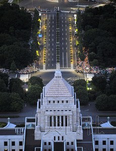 7月29日晚,呼吁去核电化的日本民众手持蜡烛包围了国会议事堂 7月29日晚,呼吁去核电化的日本民众手持蜡烛包围了国会议事堂